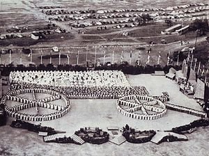 'n Tablo van die kakebeenwa, gevorm deur 2000 volkspelers by geleentheid van die Inwydingsfees van die Voortrekkermonument, Pretoria, 16 Desember 1949.
